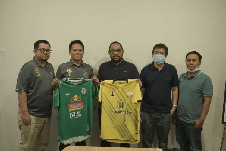 Manajer tim Barito Putera Mundari Karya bertukar jersey home dengan Dirut PT PSS Marco Gracia Paulo. (dok Media Barito Putera)