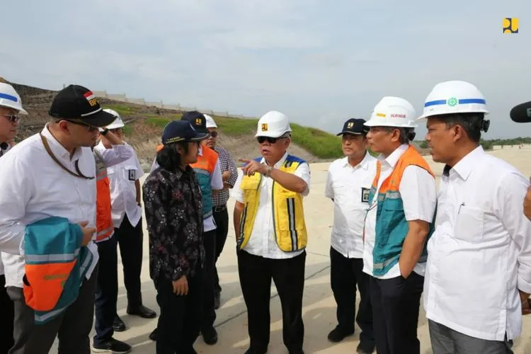Menteri PUPR Basuki Hadimuljono meninjau pembangunan Jalan Tol Balsam (Humas PUPR)