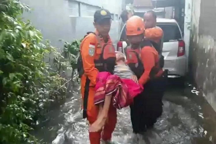 Evakuasi korban banjir di Jakarta Timur, Minggu (23/2/2020). (Humas Kantor Pencarian dan Pertolongan Jakarta)
