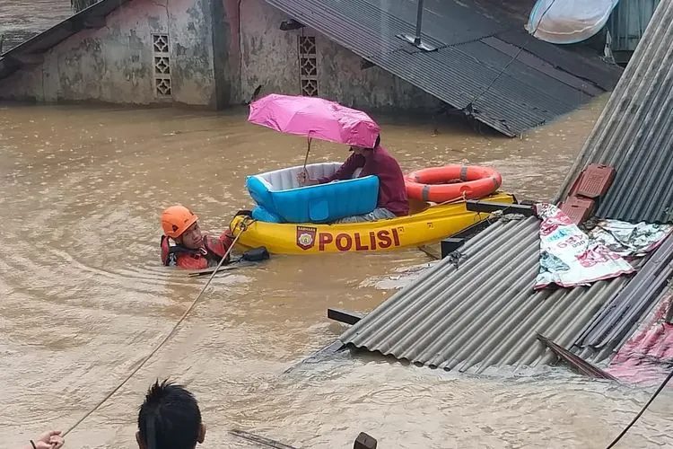 Seorang bayi dan ibunya yang menjadi korban banjir Jakarta dievakuasi Tim Rescue Kantor Pencarian dan Pertolongan Jakarta, tadi pagi (Sabtu, 8/2/2020). (Humas Kantor Pencarian dan Pertolongan Jakarta.)