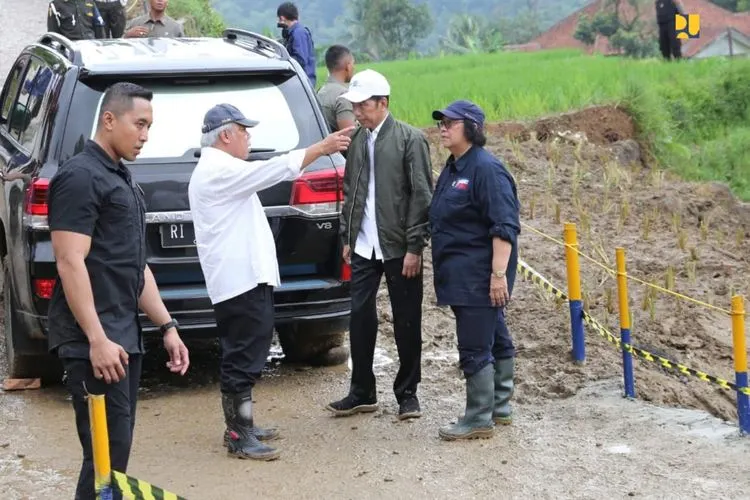 Menteri PUPR Basuki Hadimuljono sedang berbincang dengan Presiden Jokowi dan Menteri LHK Siti Nurbaya dalam kunjungan ke Kecamatan Sukajaya, Bogor. (Dok. Biro Komunikasi Publik PUPR)