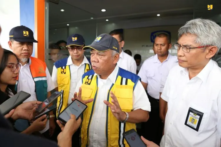 Menteri Pekerjaan Umum dan Perumahan Rakyat (PUPR), Basuki Hadimuljono, saat meninjau lokasi rencana pembangunan Bendungan Sepaku Semoi. (Dok. Biro Komunikasi Publik PUPR)