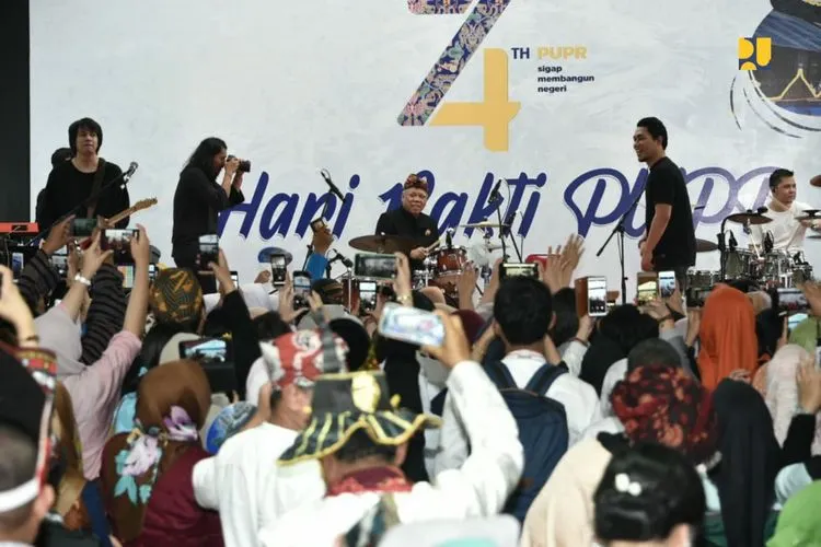 Menteri PUPR, Basuki Hadimujono (bermain drum) selain dikenal sebagai pekerja keras, juga disebut sebagai menteri yang paling berjiwa muda. (Foto: Dok. Biro Komunikasi Publik PUPR)
