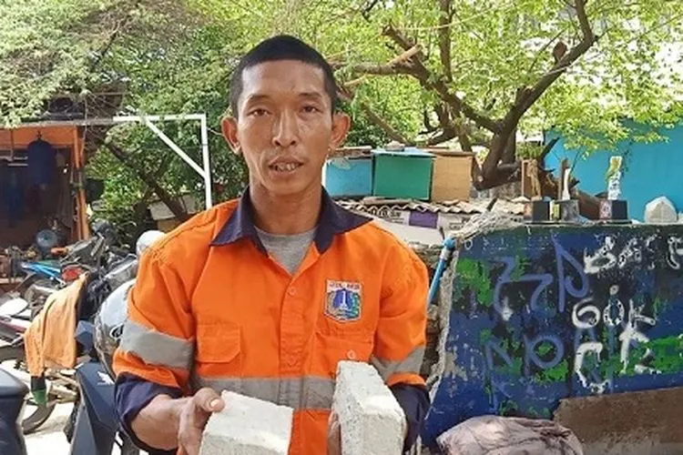 Petugas Tim Oranye UPK Badan Air Duren Sawit Toni Anthoni menunjukkan batako dari bahan baku sampah (Antara/Andi Firdaus)