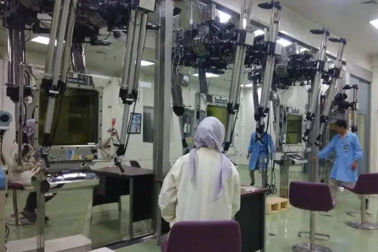 Fasilitas pengecekan radiasi yang wajib dilakukan para petugas sebelum keluar dari ruangan Laboratorium Produksi Radioisotop PTRR Batan (Cendananews/Ranny Supusepa)