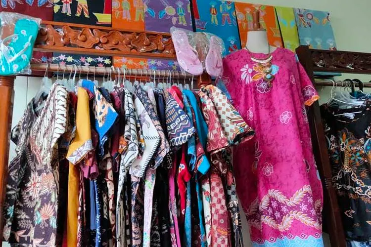Batik Cirebon andalkan stok lama saat ini. (Ayocirebon/Erika Lia)