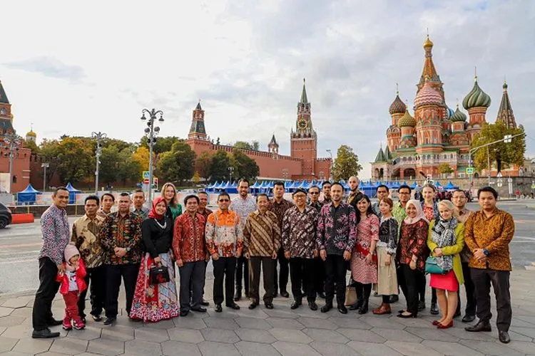 Dubes Wahid Supriyadi dan para staf KBRI Moskow berfoto bersama di Lapangan Merah dengan berpakaian batik dalam rangka Hari Batik Nasional 2 Oktober 2019/KBRI Moskow