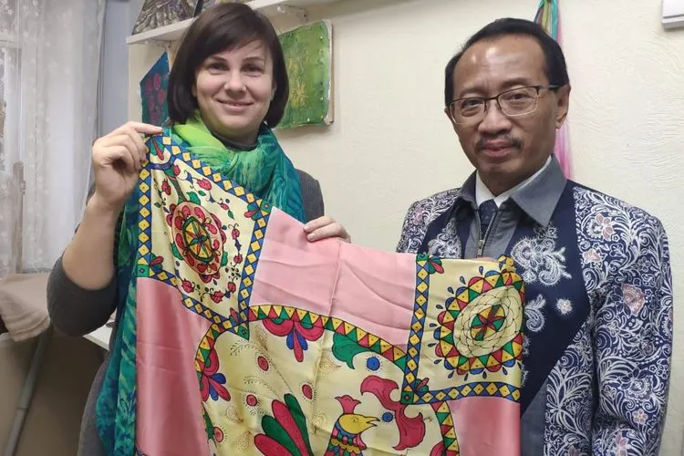 Kunjungan Dubes RI untuk Rusia merangkap Belarus, M. Wahid Supriyadi ke Sekolah Batik Moskow di Moskow (30/10/2019)/Dok: KBRI Moskow