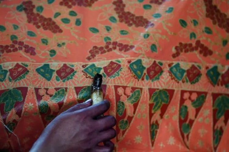 Seorang pekerja menyelesaikan pembuatan batik khas Betawi di Sanggar Batik Betawi Terogong, Cilandak, Jakarta, Kamis (20/6/2019). Batik yang memiliki motif khas seperti ondel-ondel serta burung Hong tersebut sebagai salahsatu upaya melestarikan budaya Betawi. ANTARA FOTO/Wahyu Putro A/pd.