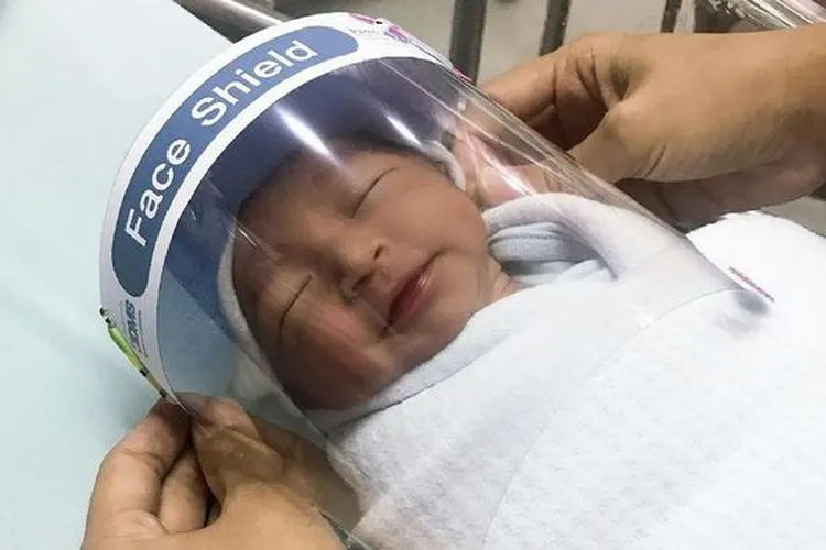 Bayi menggunakan face shield (Paolo Hospital Samutprakarn via AP)