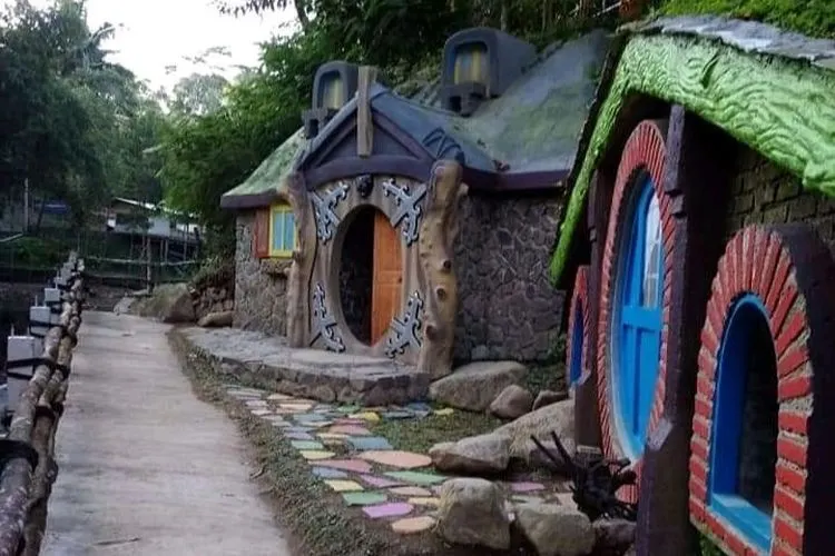 Rumah habbit salah satu wahana andalan objek wisata batu mahpar.