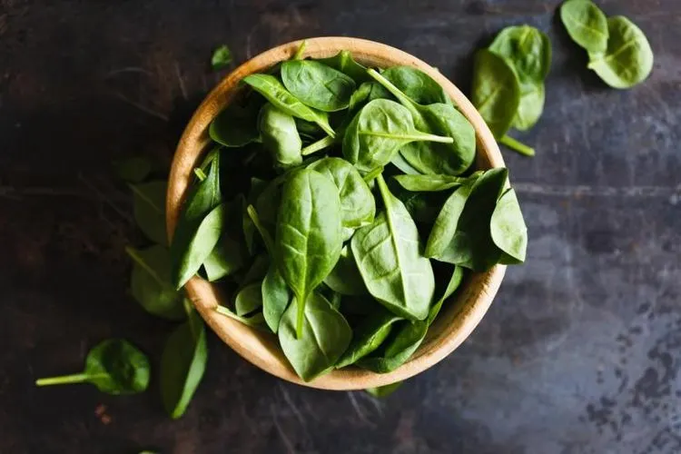 Seperti juga sayuran berwarna hijau lainnya, bayam juga kaya akan vitamin K. Bayam juga kaya akan vitamin, mineral, dan antioksidan. Foto: Pxhere