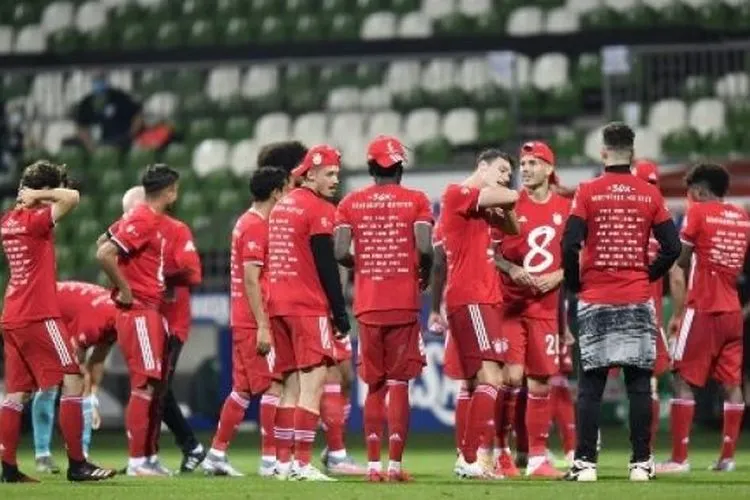 Para pemain Bayern Munich merayakan mengunci gelar juara Liga Jerman atau Bundesliga kedelapan kalinya berturut-turut usai mengalahkan Werder Bremen.  (Martin MEISSNER / POOL / AFP)