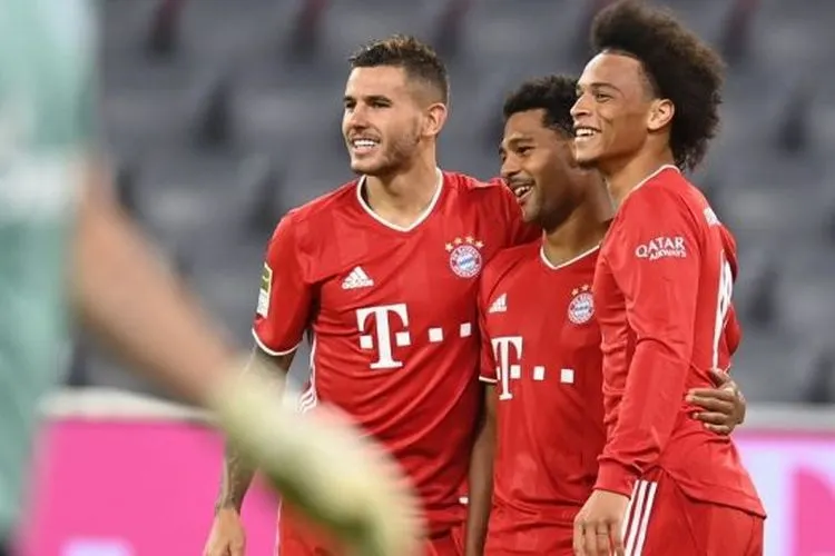 Winger Bayern Munich, Serge Gnabry (tengah) merayakan golnya ke gawang Schalke 04 bersama winger Leroy Sane (kanan) dan fullback Lucas Hernandez, pada laga Bundesliga 2020/2021 di Allianz Arena, Munich, Jerman, Sabtu (19/9/2020) dini hari WIB. [CHRISTOF STACHE / AFP]