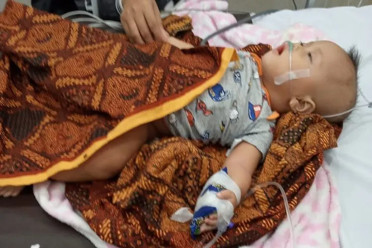 Nadia Octaviani terbaring lemah di Ruang Rawat Kelas I Rumah Sakit Budha Tzu Chi (Cinta Kasih) Cengkareng, Jakarta Barat.
