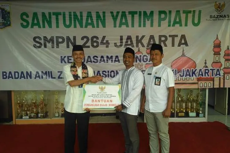 Pemberian bantuan Baznas DKI untuk SMPN 264/barat.jakarta.go.id