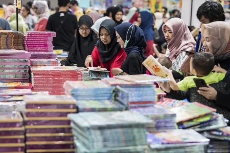 Ilustrasi--Pengunjung memadati lokasi pameran buku Big Bad Wolf di Kota Baru Parahyangan, Kabupaten Bandung Barat, Jawa Barat, Kamis (27/06). BCA bekerja sama dengan PT Jaya Ritel Indonesia menggelar Big Bad Wolf, bazar buku terbesar di dunia yang diselenggarakan pada 28 Juni hingga 8 Juli di Bandung, bertujuan untuk meningkatkan minat baca bagi masyarakat dan referensi bacaan berkualitas. ANTARA FOTO/M Agung Rajasa/wsj.