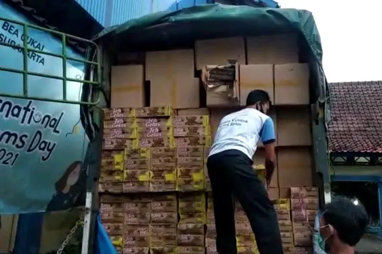 Petugas Bea Cukai Surakarta mengamankan 2 juta batang rokok ilegal tanpa cukai saat akan dikirim ke Jakarta. (dok Bea Cukai Surakarta)