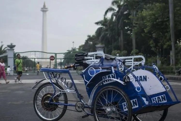 Gubernur DKI, Anies Baswedan, pernah melontarkan janji untuk mengoperasikan kembali angkutan umum jenis becak.  Kini, janji tersebut mulai dipertanyakan oleh perwakilan warga dari Jaringan Rakyat Miskin Kota Jakarta.  (Antara Foto/Aprilio Akbar)