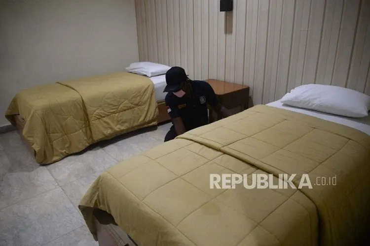 Petugas memeriksa tempat tidur di area hotel SMK Negeri 27 Jakarta, Selasa (21/4). Pemprov DKI Jakarta menyiapkan sejumlah gedung sekolah untuk menjadi tempat tinggal sementara tenaga medis dan ruang isolasi pasien COVID-19.  Foto: Prayogi/Republika