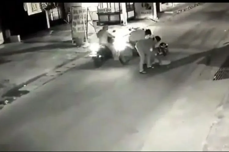 Tangkapan layar aksi begal bersenjata tajam di Bintara Jaya, Kota Bekasi. (Suara.com)