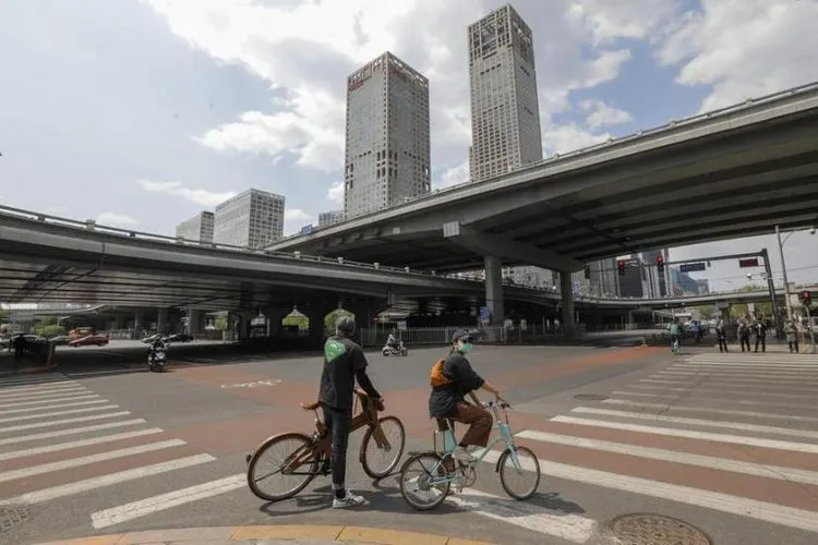 Kehidupan mulai kembali normal di Beijing, Tiongkok. (Foto: EPA)