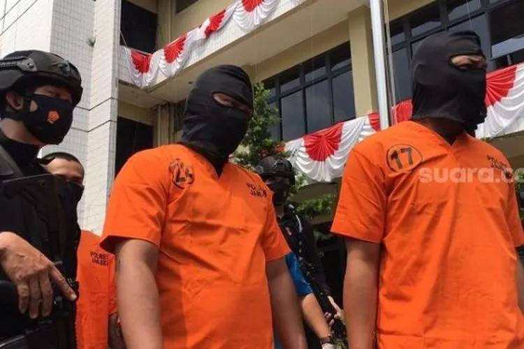 Bejo dan Kentang, dua tersangka kasus peredaran sabu dan ganja di Mapolres Metro Jakarta Selatan. (Suara.com/Arga).