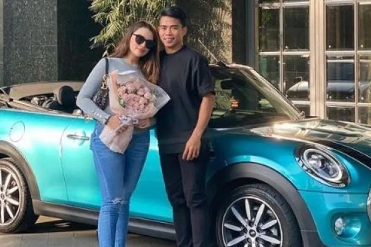 Bek Bhayangkara FC, Nurhidayat Haji Haris, membelikan pacarnya mobil Mini Cooper. (Instagram/nurhidayatnh32)