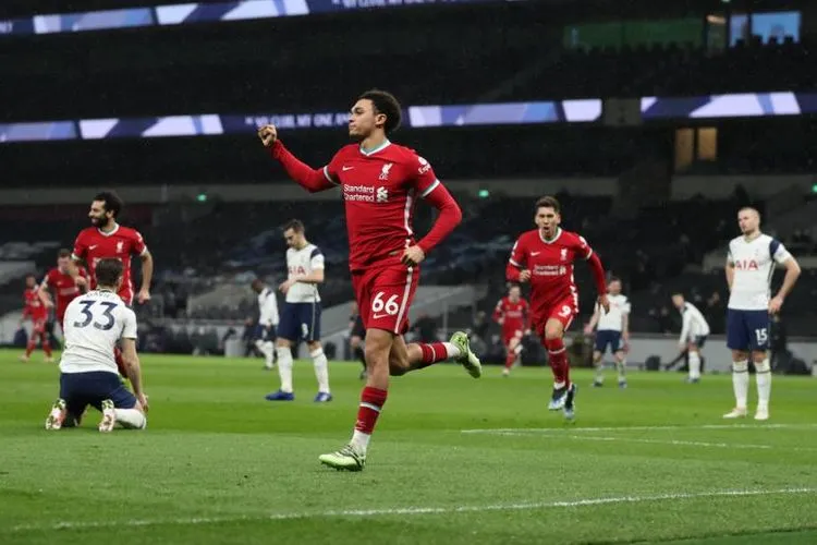Bek Liverpool Trent Alexander Arnold (tengah) berselebrasi setelah menjebol gawang Tottenham Hotspur dalam pertandingan Liga Primer Inggris. Foto: EPA-EFE/Catherine Ivill