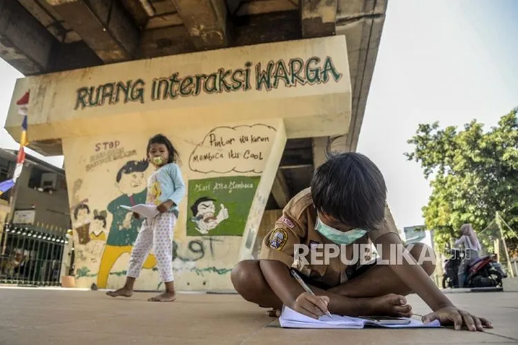 ilustrasi. Seorang siswa belajar online di bawah jembatan dengan menggunakan akses wifi publik/ Republika