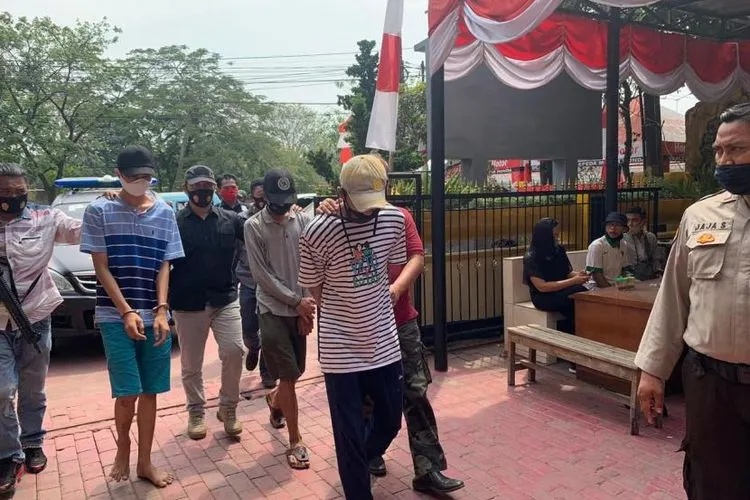 Belasan anggota geng motor Make Muke ditangkap polisi, Rabu (5/8).  (Foto: Akhmad Nursyeha)