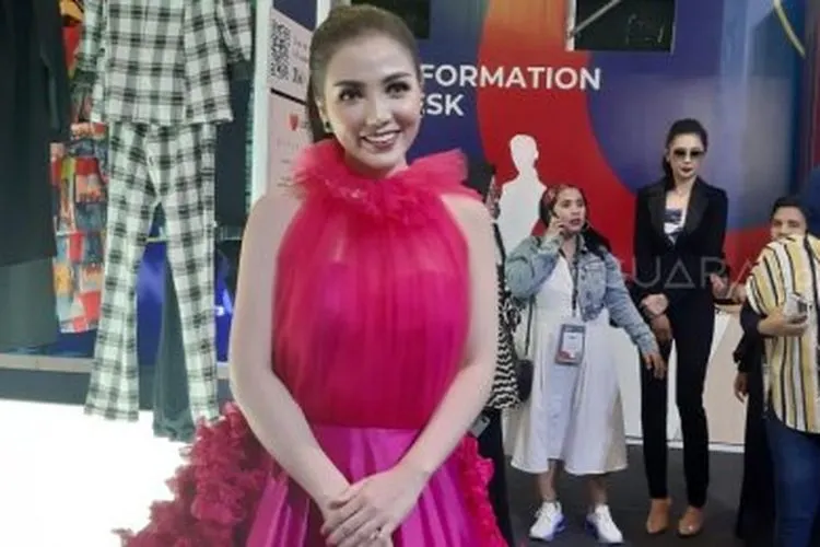 Bella Shofie memperkenalkan baju rancangannya di JFW 2020 di kawasan Senayan, Jakarta, Jumat (25/10/2019)/Suara.com (Yuliani)