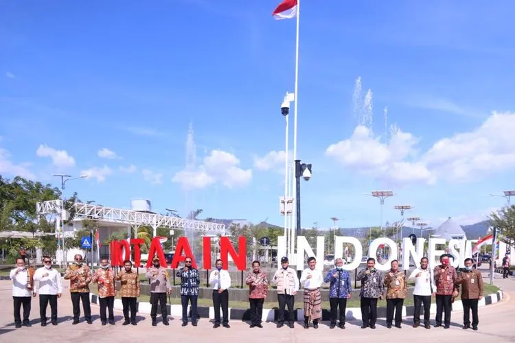 Kunjungan Menteri Koordinator Bidang Politik, Hukum dan Keamanan selaku Ketua Pengarah Badan Nasional Pengelola Perbatasan (BNPP), Mahfud MD, bersama dengan Menteri Dalam Negeri selaku Kepala BNPP, Tito Karnavian di perbatasan Indonesia-Timor Leste/ ist