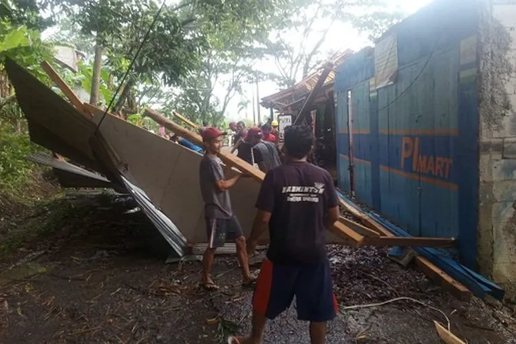 Hujan deras disertai angin puting beliung menerjang Cililin, Kabupaten Bandung Barat, Jumat (23/10/2020). (Ayobandung/Tri Junari)