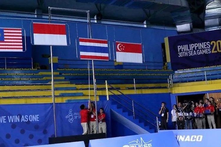 Bendera Indonesia berkibar di venue Badminton SEA Games, setelah tim beregu putra bulu tangkis meraih medali emas, Rabu (4/12/2019). badmintonIndonesia.org