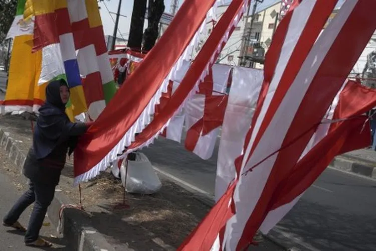 Pengibaran bendera merah putih di tebing Gunung Batu Lembang, Kabupaten Bandung Barat (KBB), Minggu (16/8/2020) pagi. (dok)
