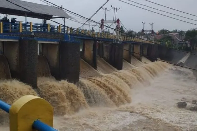 Tinggi muka air (TMA) Sungai Ciliwung di Bendungan Katulampa, Kecamatan Bogor Timur, Kota Bogor, Sabtu (31/10/2020). [Ist]