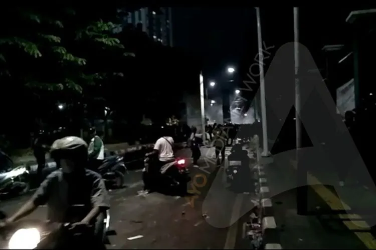 Bentrokan mahasiswa dengan aparat di Palmerah/Ayojakarta.com