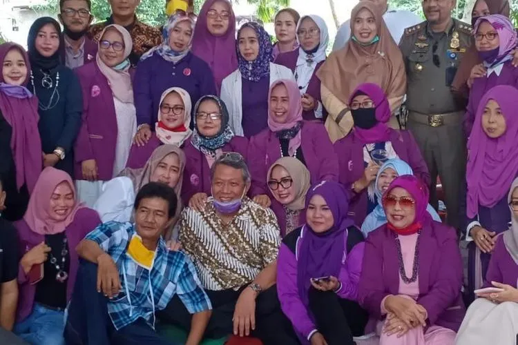 Wakil Wali Kota Tangerang Selatan (Tangsel), Benyamin Davnie melanggar aturan saat Tangsel menerapkan pembatasan sosial berskala besar (PSBB). Foto dirinya ramai jadi bahan perbincangan setelah berpose bersama warga dinilai tak mematuhi aturan berjaga jarak, Jumat (29/5)  Foto: dok. Istimewa