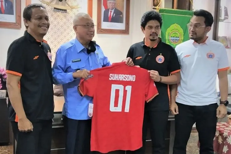 Manajer tim Persija Jakarta, Bambang Pamungkas, memberikan jersey Persija bernomor 01 kepada Bupati Bantul, Selasa (4/8/2020).  (Ayojakarta.com/ist)