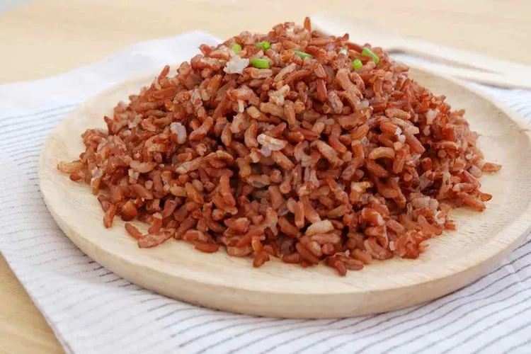 Mengonsumsi nasi merah saat sahur bisa memuat kenyang lebih lama (dok Doktersehat)