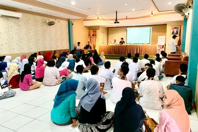 Hilman Hariwijaya dan Boim Lebon berbagi pengamalan menulis dengan pelajar SMA/Istimewa