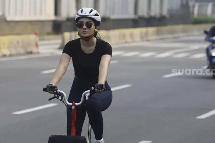 Warga bersepeda. [Suara.com/Angga Budhiyanto]