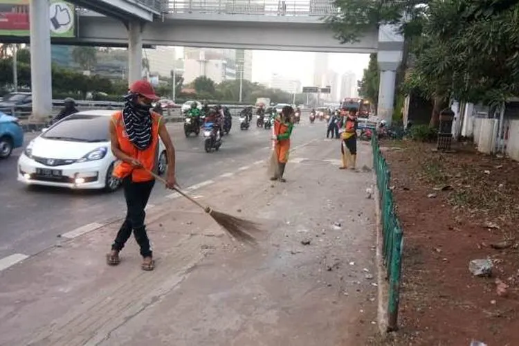 Petugas PPSU membersihkan sampah di jalan/barat.jakarta.go.id
