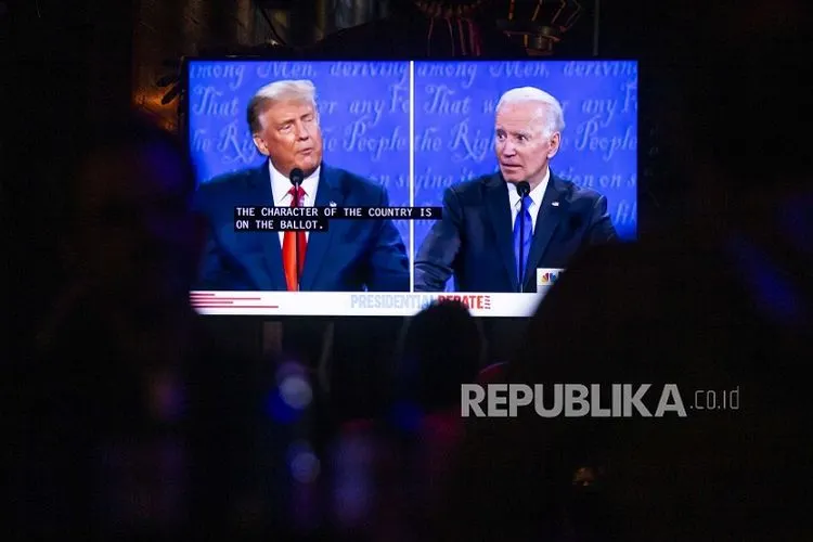 Orang-orang menyaksikan debat Pilpres 2020 kedua di Abbey di West Hollywood, California, AS, 22 Oktober 2020. Pemilihan presiden AS dijadwalkan berlangsung 03 November 2020.  Foto: EPA-EFE/ETIENNE LAURENT