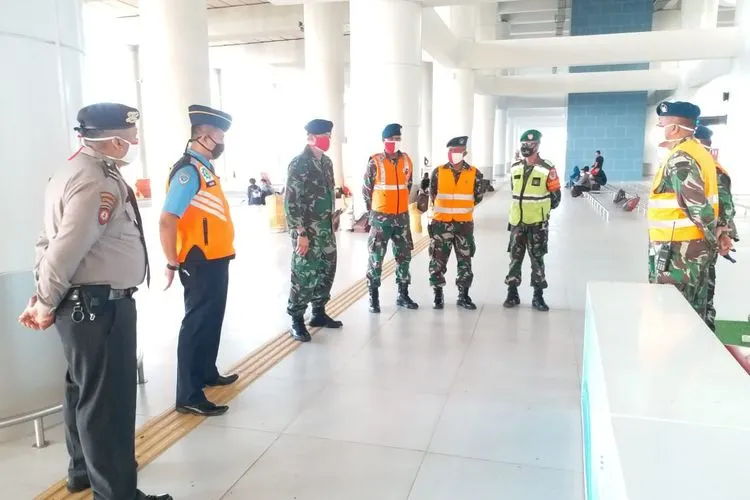 Personel TNI AU dan kepolisian berjaga di area BIJB Kertajati. (Ayocirebon.com)