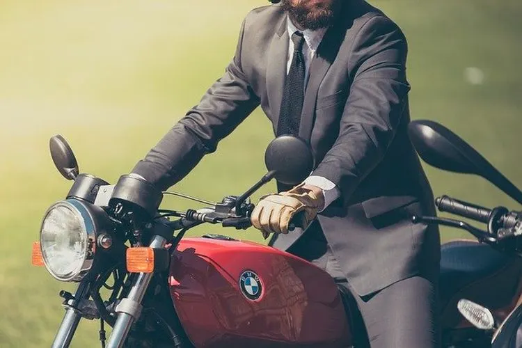 [Ilustrasi] Pengendara Motor Bekerja Di Era New Normal. (Pixabay)