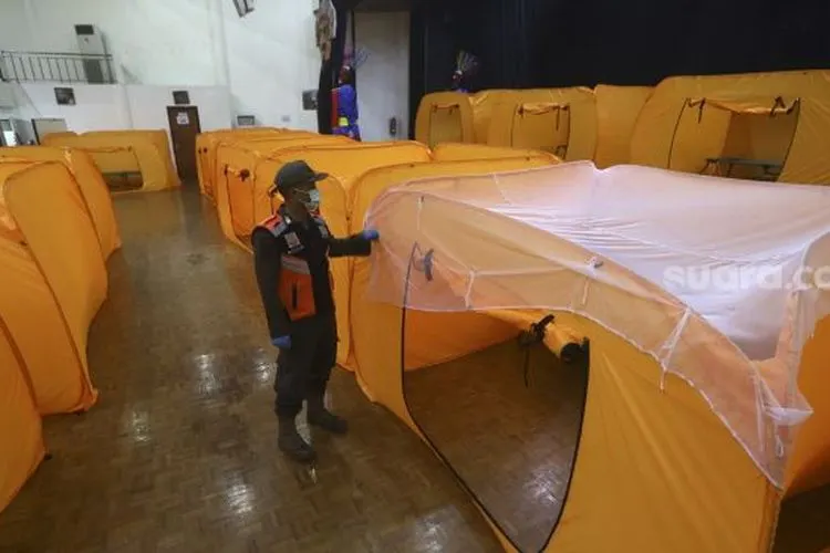 Petugas melakukan pengecekan fasilitas lokasi isolasi sementara penanganan virus Corona (COVID-19) di Gedung Balai Latihan Kesenian Tanah Abang, Jakarta Pusat, Senin (18/5). [Suara.com/Angga Budhiyanto]