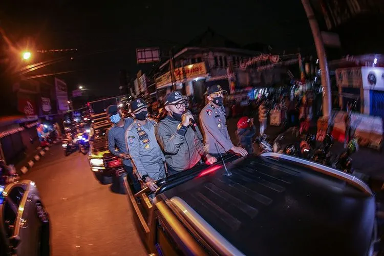 Wali Kota Bogor Bima Arya meminta warga yang berkerumuman untuk membubarkan diri/kotabogor.go.id