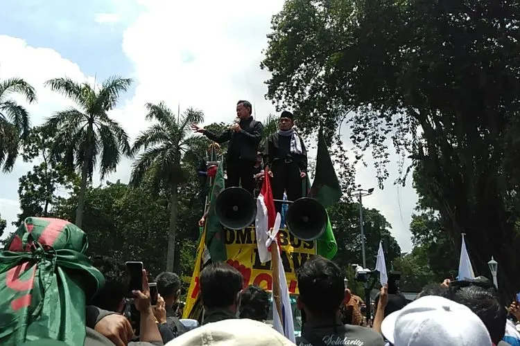 Wali Kota Bogor, Bima Arya berorasi di hadapan buruh yang menggelar aksi menolak Omnibus Law UU Cipta Kerja di Bogor, Rabu (21/10/2020). (Ayobogor/Husnul Khatimah)